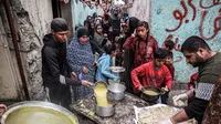 Sebuah organisasi amal menyediakan makanan untuk berbuka puasa bagi anak-anak dan pengungsi Palestina lainnya. (SAID KHATIB/AFP)