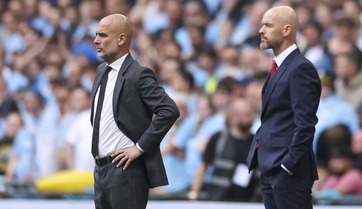 Pelatih Manchester City, Pep Guardiola (kiri) dan pelatih Manchester United tampak serius mengamati penampilan timnya pada laga final Piala FA 2023/2024 di Wembley Stadium, London, Sabtu (25/5/2024). (AP Photo/Ian Walton)