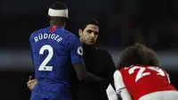 Pelatih Arsenal Mikel Arteta bersalaman dengan bek Chelsea  Antonio Rudiger usai pertandingan melawan Chelsea pada lanjutan Liga Inggris di  Stadion Emirates, London (29/12/2019). Arsenal kalah tipis atas Chelsea 1-2. (AFP Photo/Adrian Dennis)