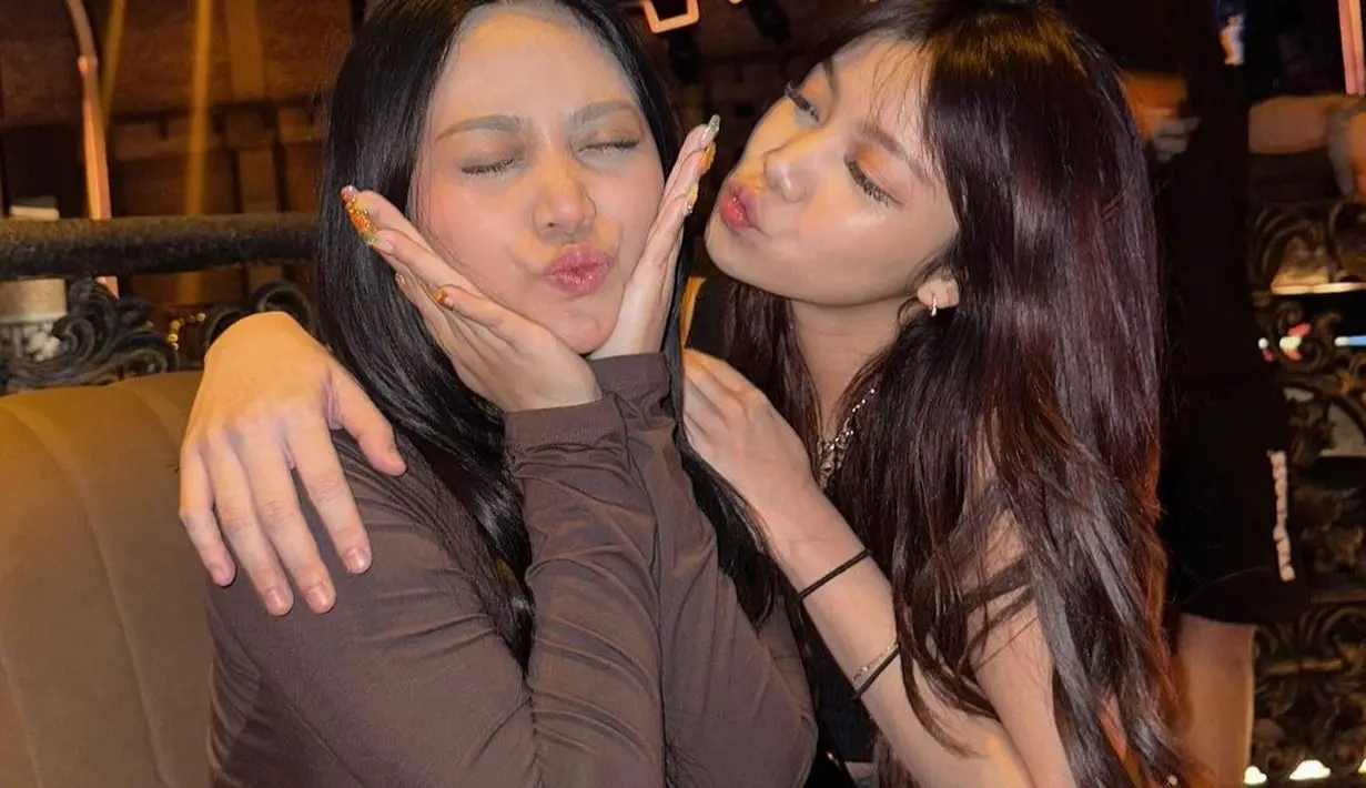 Pasalnya, Regina Phoenix adalah kekasih baru mantan suami Rachel Vennya, Niko Al Hakim atau biasa disapa Okin