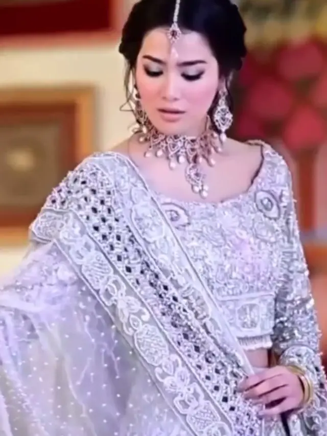 6 Potret Bunga Zainal Pakai Lehenga, Gayanya Bak Pengantin India