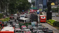 Kendaraan terjebak macet satu arah di Jalan Sudirman - MH Thamrin ketika berlangsungnya aksi peringatan Hari Buruh 2019 di kawasan Bundaran HI, Jakarta, Rabu (1/5/2019). Kemacetan lalulintas ini diakibatkan aksi buruh yang bergerak menuju Istana Negara. (Liputan6.com/Johan Tallo)