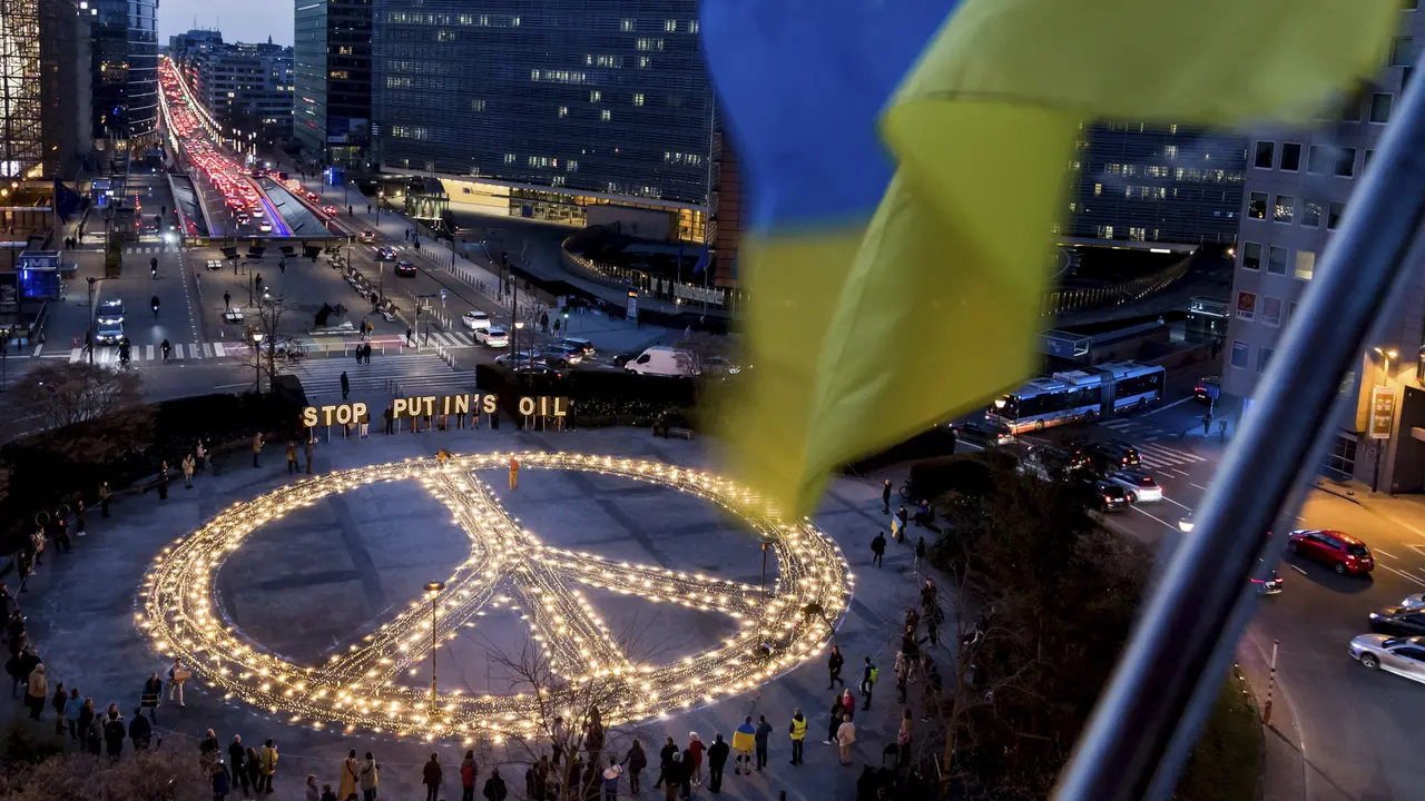 FOTO: Tanda Perdamaian Raksasa dari Belgia untuk Perang di Ukraina. (AP Photo/Geert Vanden Wijngaert)