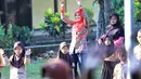 Potret keceriaannya sangat terlihat ketika sedang mengajar anak didiknya. Dari pantauan Bintang.com yang berhasil mengikuti dari rumah hingga saat mengajar. (Adrian Putra/Bintang.com)