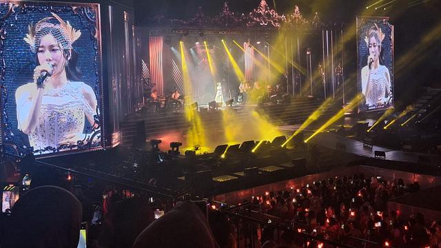 Taeyeon menghelat konser solo bertajuk The The Tense di Indonesia Arena, Jakarta, dengan menggandeng promotor lokal Dyandra Global Edutainment. (Liputan6.com/Ratnaning Asih)