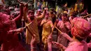 Warga menari di jalanan saat merayakan Festival Holi di Kolkata, India, Rabu (28/2). Festival ini juga mendatangi datangnya musim semi. (AP Photo/Bikas Das)