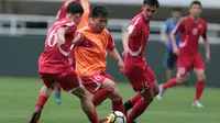 Para pemain Korea Utara  berebut bola pada sesi uji coba lapangan di Stadion Pakansari, Bogor, (26/4/2018). Korea Utara akan mengikuti ajang PSSI Anniversarry Cup 2018. (Bola.com/Nick Hanoatubun)