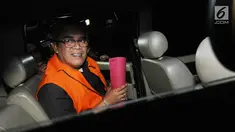 Bupati Muara Enim Ahmad Yani berada di mobil tahanan usai menjalani pemeriksaan di Gedung KPK, Jakarta, Selasa (3/9/2019). Ahmad Yani terjaring operasi tangkap tangan (OTT) KPK terkait dugaan suap proyek dinas Pekerjaan Umum Kabupaten Muara Enim senilai Rp130 Milyar. (merdeka.com/Dwi Narwoko)