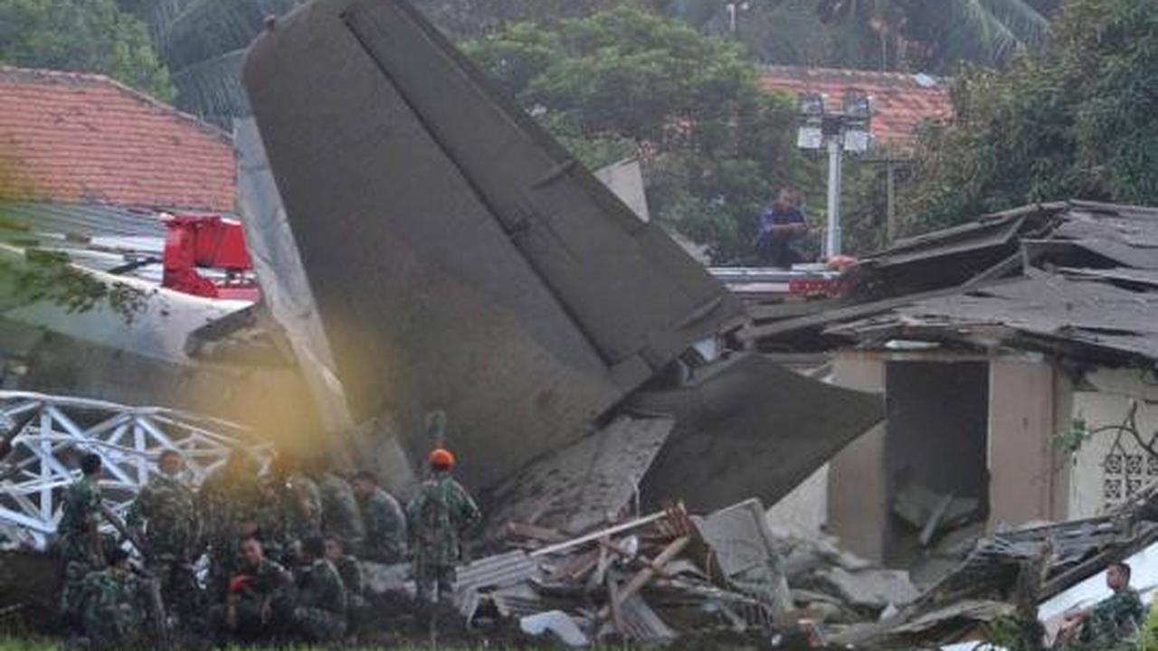 Badan Fokker yang menumbuk rumah