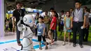 Anak-anak melihat robot untuk keperluan pendidikan selama Pameran Robot Internasional China di Shanghai (10/7/2019). Pameran yang menghadirkan robot-robot canggih ini diselenggarakan dari 10 sampai 13 Juli 2019. (AFP Photo/STR)