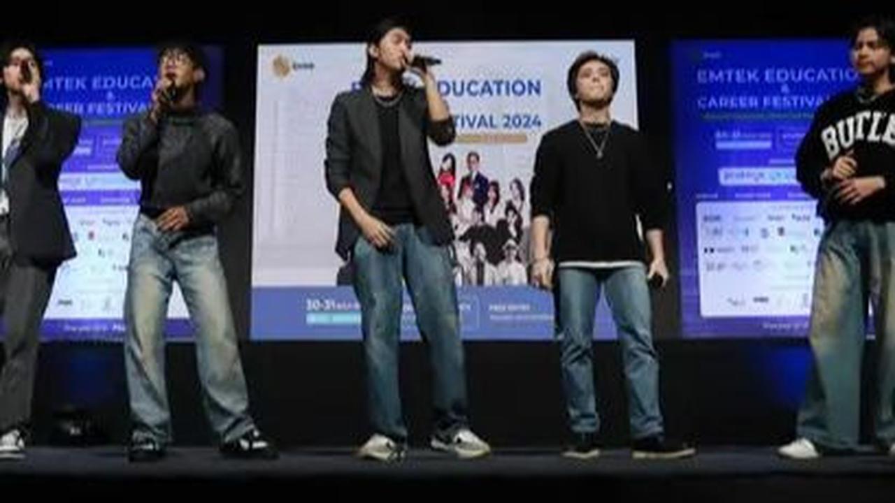 Penampilan boyband UN1TY pada acara Emtek Education & Career Festival 2024 di Studio 6 Emtek City, Studio Indosiar, Daan Mogot, Jakarta, Selasa (30/7/2024). Dalam penampilannya, tersebut UN1TY membawakan empat lagu untuk menghibur para pencari kerja. Foto