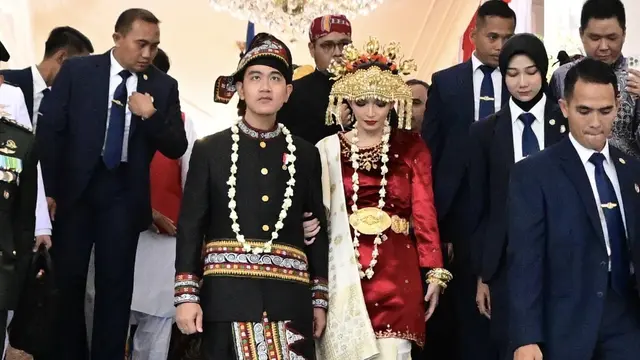 Wakil Presiden (Wapres) Gibran Rakabuming bersama istri, Selvi Gibran Rakabuming menghadiri Upacara Peringatan Hari Ulang Tahun (HUT) ke-80 Republik Indonesia di Halaman Istana Merdeka, Jakarta, Minggu (17/8/2025) (Biro Pers Sekretariar Wakil Presiden)