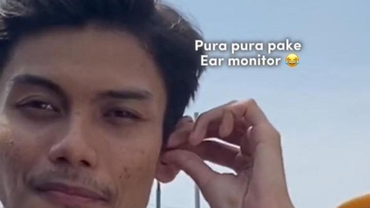 Sebelum memulai melaporkan kondisi jalanan, ia terlebih dulu berpura-pura memakai e<i>ar monitor </i>seperti yang dilakukan para reporter sungguhan. Ia juga berpura-pura delay karena sinyal yang kurang bagus.
