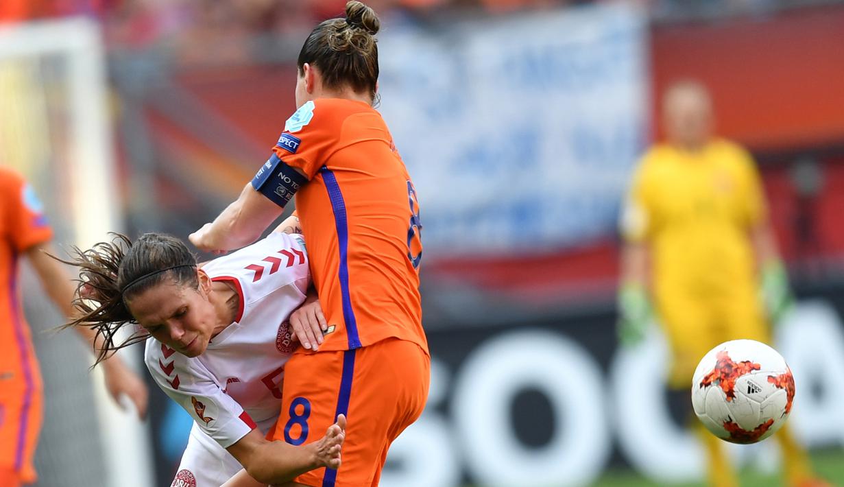 Pemain Denmark, Simone Boye Sorensen (kiri) menghadang laju pemain pemain Belanda, Sherida Spitse pada final Piala Eropa Wanita 2017 di FC Twente Stadium, Enschede, (6/8/2017). Belanda menang 4-1. (AFP/ Daniel Mihailescu)