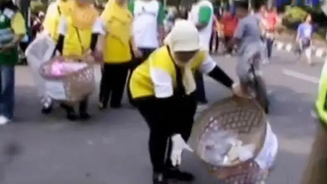 VIDEO: Para Ibu di Medan Raup Rupiah dari Sampah