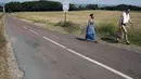 70 tahun berselang, zona pendaratan tentara sekutu turun di pantai Normandia, Perancis telah menjadi tempat wisata. Tampak wisatawan berjalan di tempat yang pernah dilewati tank tentara sekutu di Normandia, (23/8/2013). (REUTERS/Chris Helgren)