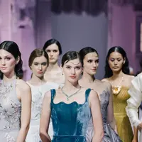 Hian Tjen dikenal sebagai salah seorang desainer Indonesia yang sedang mencuat namanya, karena keberhasilannya membuat berbagai busana yang indah. Lewat gelaran Mulia In Fashion, Hian Tjen berusaha mengeksplorasi kembali masa-masa awal ia meniti karier sebagai seorang fashion designer. Foto: Document/Hian Tjen.