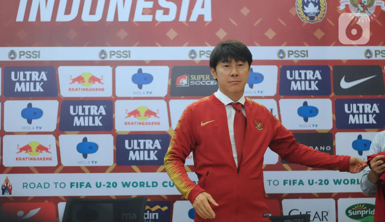 Pelatih baru Timnas Indonesia, Shin Tae-Yong saat perkenalan di Ruang VVIP Stadion Pakansari, Kab Bogor, Jawa Barat, Sabtu (28/12/2019). Shin Tae-Yong dikontrak menjadi pelatih Timnas Indonesia selama 4 tahun. (Liputan6.com/Helmi Fithriansyah)