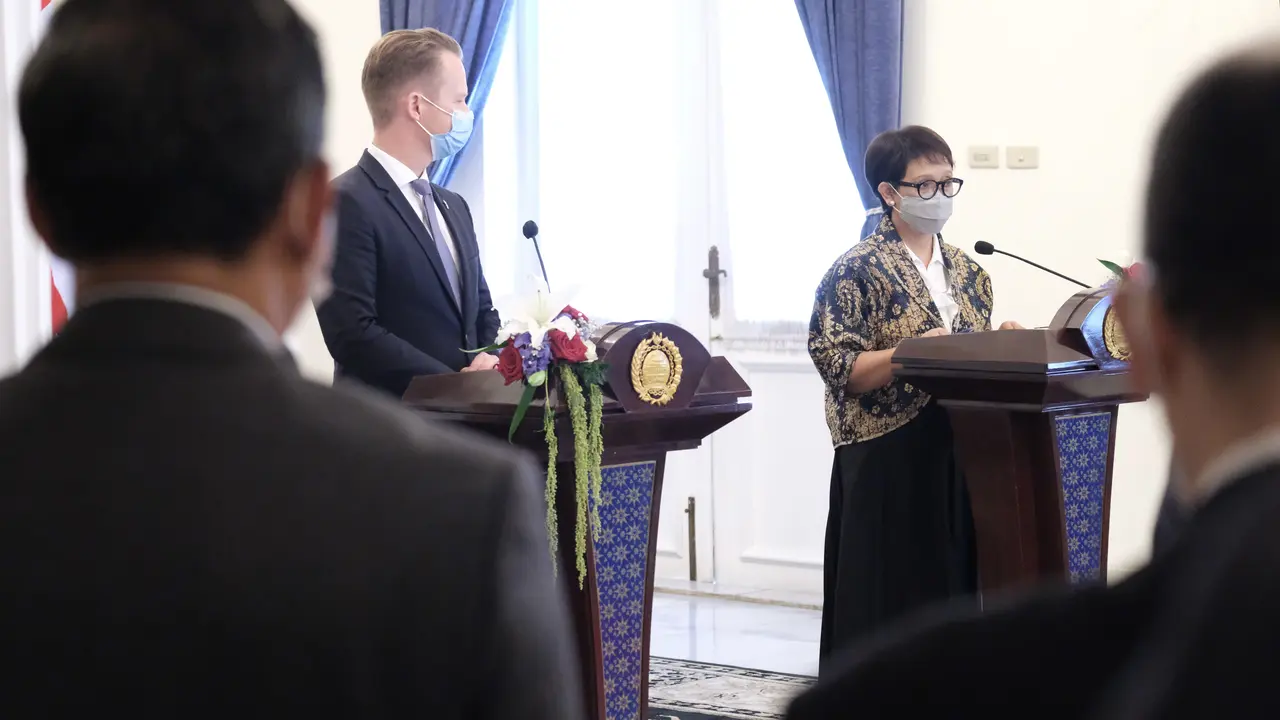 Menlu Retno Marsudi menerima kedatangan Menlu Jeppe Kofod di Gedung Pancasila, Jakarta, Senin (22/11/2021). (Dok: Kemlu RI)