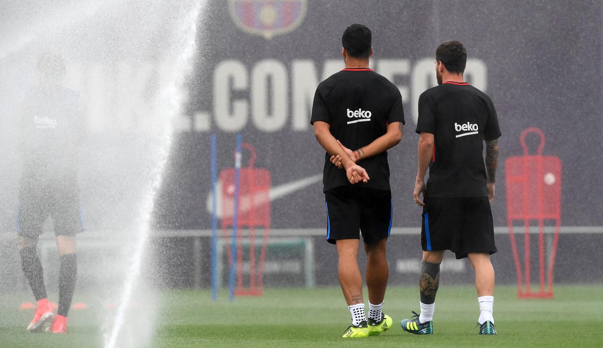 Para pemain Barcelona berlatih dekat semprotan air di Sports Center FC Barcelona Joan Gamper, Sant Joan Despi (15/8/2017). Barcelona akan melawan Real Madrid pada leg kedua Piala Super Spanyol. (AFP/Lluis Gene)