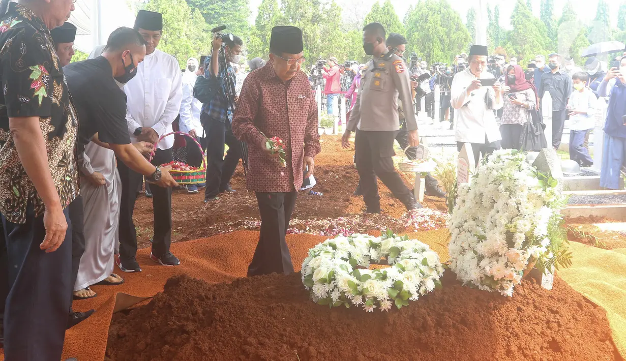 Mantan Wakil Presiden, Jusuf Kalla  hadir dalam prosesi pemakaman jenazah Ketua Dewan Pers Azyumardi Azra di Taman Makam Pahlawan (TMP) Kalibata, Jakarta Selatan, Selasa (20/9/2022). Almarhum Azyumardi Azra merupakan staf yang mendampingi Jusuf Kalla selama sepuluh tahun menjabat sebagai wakil presiden. (Liputan6.com/Herman Zakharia)