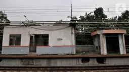 Kondisi bangunan di Stasiun Buaran lama, Jakarta, Selasa (8/10/2019). Stasiun Buaran lama yang saat ini sudah usang belum juga dilakukan pembongkaran oleh pihak terkait. (merdeka.com/Iqbal Nugroho)