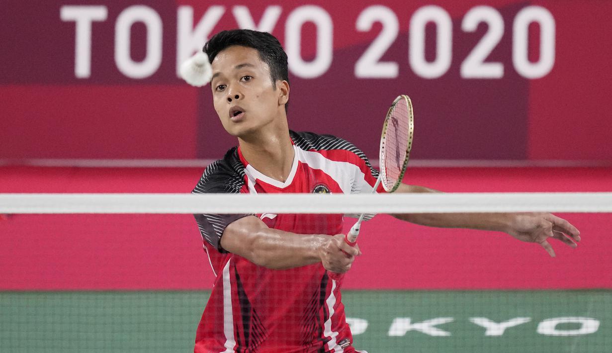 Wakil Indonesia, Anthony Ginting beberapa kali medapatkan perlawanan di pertengahan akhir gim kedua. Pebulu tangkis peringkat kelima dunia itu mampu tunjukkan dominasi dan tutup permainan dengan skor 21-13. (Foto: AP/Dita Alangkara)