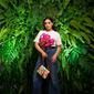 Potret Nagita Slavina memangku tote bag bermerek dengan harga fantastis membuat netizen heboh hingga disebut mirip tas kresek. (Instagram/raffinagita1717).
