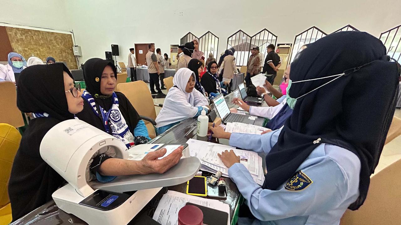 FOTO: Kloter Pertama Jemaah Haji Jakarta Mulai Masuki Asrama Pondok Gede