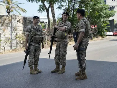 Petugas keamanan Lebanon berjaga di jalan menuju Kedutaan Besar Amerika Serikat (AS) di Aukar, pinggiran utara Beirut, Rabu (5/6/2024). (AP Photo/Bilal Hussein)