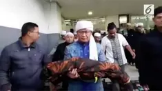 Kabar duka datang dari keluarga Ag Gym. Penceramah kondang ini menggendong sendiri jenazah sang cucu ke peristirahatan terakhir.