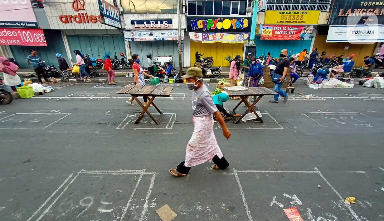 Suasana Pasar Pagi di Jalan Jenderal Sudirman, Salatiga, Jawa Tengah, Rabu (29/04). Pasar Pagi Salatiga menerapkan physical distancing atau jaga jarak aman untuk mencegah penularan virus corona COVID-19. (Liputan6.com/Gholib)