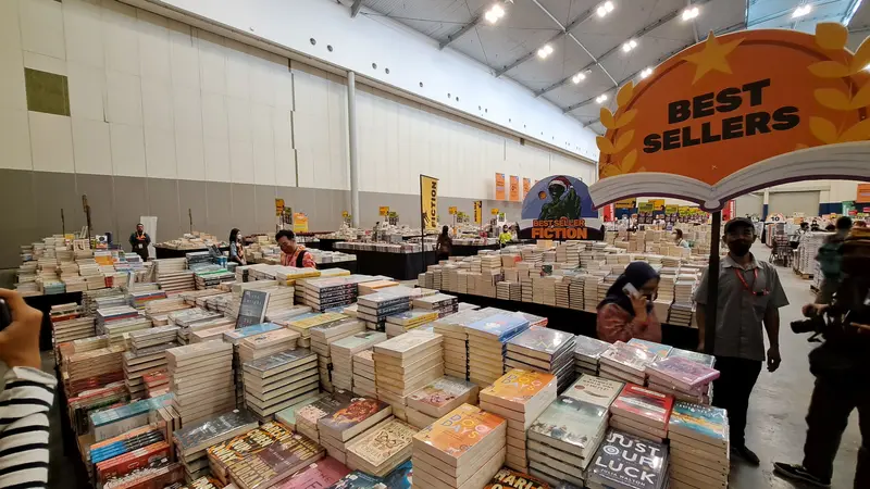 Pameran buku Big Bad Wolf (BBW) kembali digelar offline di di ICE BSD, Tangerang. Pembukaan pameran ini langsung diserbu ribuan pengunjung, Kamis (24/11/2022).