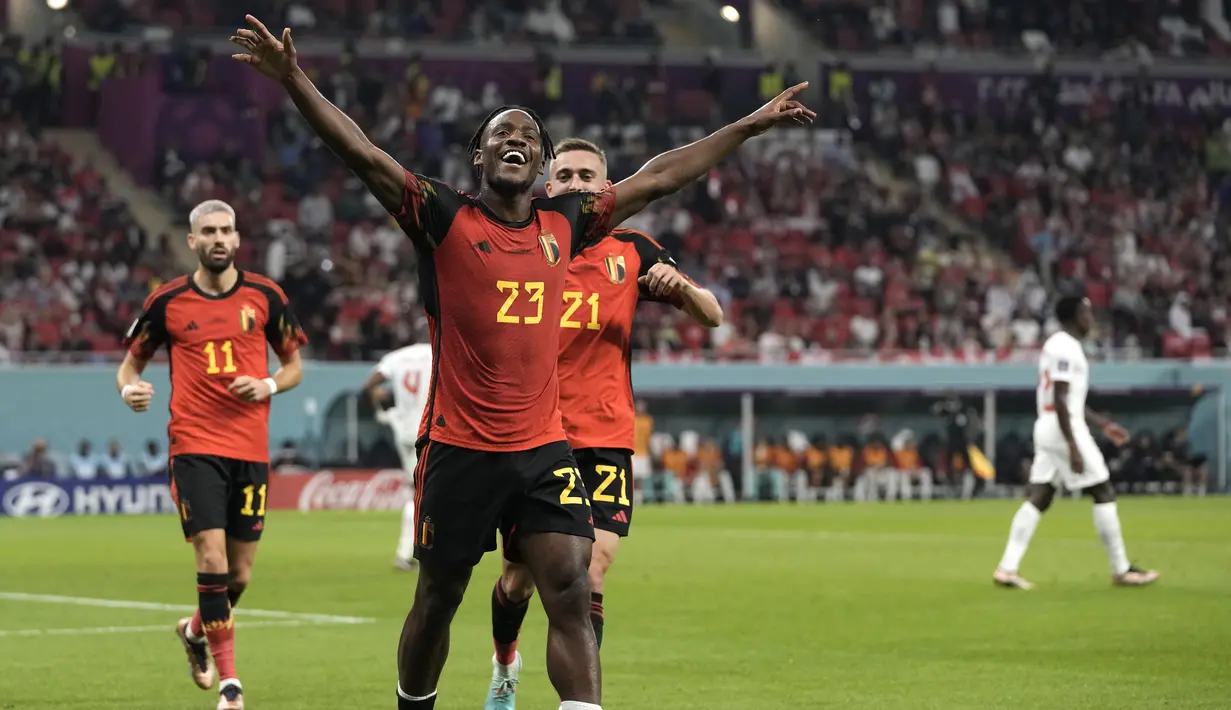 Penyerang Belgia, Michy Batshuayi berselebrasi dengan rekan setimnya usai mencetak gol ke gawang Kanada pada pertandingan grup F Piala Dunia 2022 Qatar di Stadion Ahmad Bin Ali di Doha, Qatar, Kamis (24/11/2022). Belgia menang tipis atas Kanada 1-0. (AP Photo/Hassan Ammar)