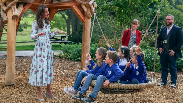 Sepatu Wedges Kontroversial Kate Middleton, Alas Kaki Cantik yang Mendominasi Musim Panas 2025. (Dok: Paul Edwards / POOL / AFP)