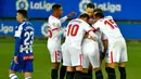 Pemain Sevilla merayakan gol yang dicetak Suso ke gawang Alaves pada laga lanjutan Liga Spanyol di Stadion Mendizorrotza, Rabu (20/1/2021) dini hari WIB. Sevilla menang 2-1 atas Alaves. (AFP/Ander Gillenea)