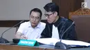 Terdakwa dugaan suap proyek Bakamla, Fayakhun Andriadi (kiri) saat menjalani sidang lanjutan di Pengadilan Tipikor, Jakarta, Rabu (19/9). Sidang mendengar keterangan saksi Irvanto Hendra Pambudi, (Liputan6.com/Helmi Fithriansyah)
