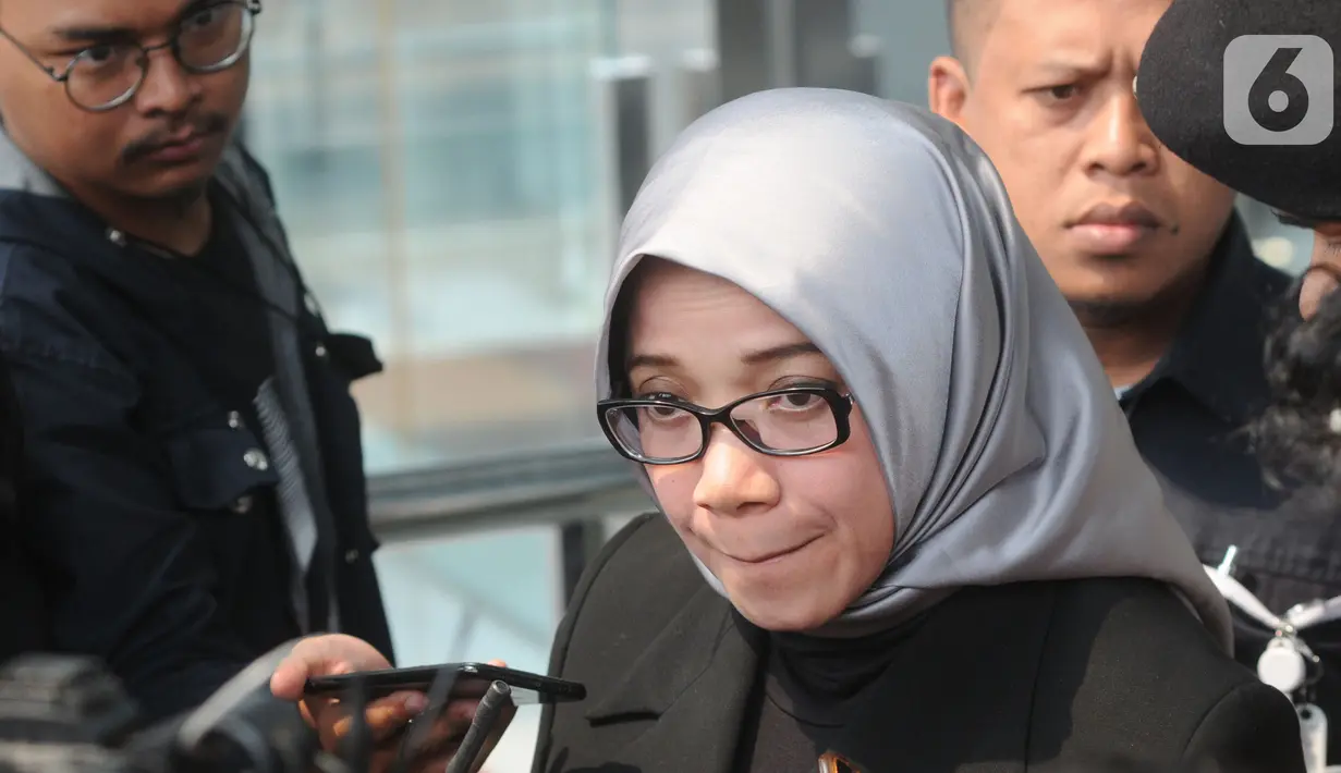Mantan Wakil Ketua Komisi VII DPR RI Eni Maulani Saragih memberi pernyataan usai menjalani pemeriksaan di Gedung KPK, Jakarta, Kamis (10/10/2019). Eni diperiksa sebagai saksi untuk tersangka Samin Tan terkait kasus dugaan suap terminasi kontrak PKP2B di Kementerian ESDM. (merdeka.com/Dwi Narwoko)