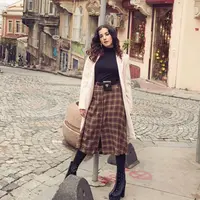 Blazer nude dan rok tartan juga sangat cocok untuk dipakai di negara dengan seribu satu sejarah tersebut, lho. (Instagram/tasyafarasya)