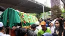 Jenazah almarhumah Mpok Nori dibawa ke Masjid Djami Al-Ikhlas untuk disalatkan usai sholat Jumat, Jumat (3/4/2015). Rencananya almarhumah Mpok Nori akan dimakamkan di TPU Pondok Rangon. (Liputan6.com/Helmi Afandi)