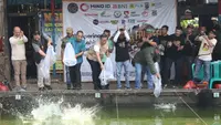 Wali Kota Jakarta Selatan, Munjirin (tengah); Pembina JIP, Pratama Dahlian Persadha dan para ketua Forum Jurnalis dalam Fourfeo Fun Fishing 2024 di Pemancingan Saung Ngendon, Cilandak, Jakarta Selatan pada Sabtu (1/6/2024). (Ist).