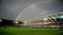 Tampak pelangi mewarnai laga Liga Inggris antara Swansea melawan Arsenal di Stadion Liberty, Wales, Sabtu (14/1/2017). (EPA/Aled Llywelyn)