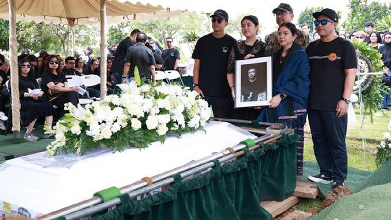 Cerita Dibalik Stiker Band di Peti Mati Mendiang Ricky Siahaan