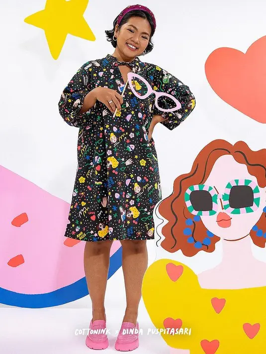 Dress dengan detail ruffle sederhana berpadu dengan motif dan warna membuat desain semakin istimewa. [Foto: Instagram/ Dinda Puspitasari]