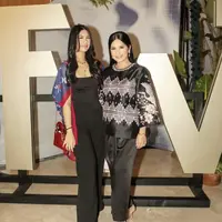 Menghadiri Jakarta Fashion Week 2025, Almira Tunggadewi melengkapi gaya stylish-nya dengan Lady Dior bernuansa merah. [Foto: Instagram/ Annisa Yudhoyono]