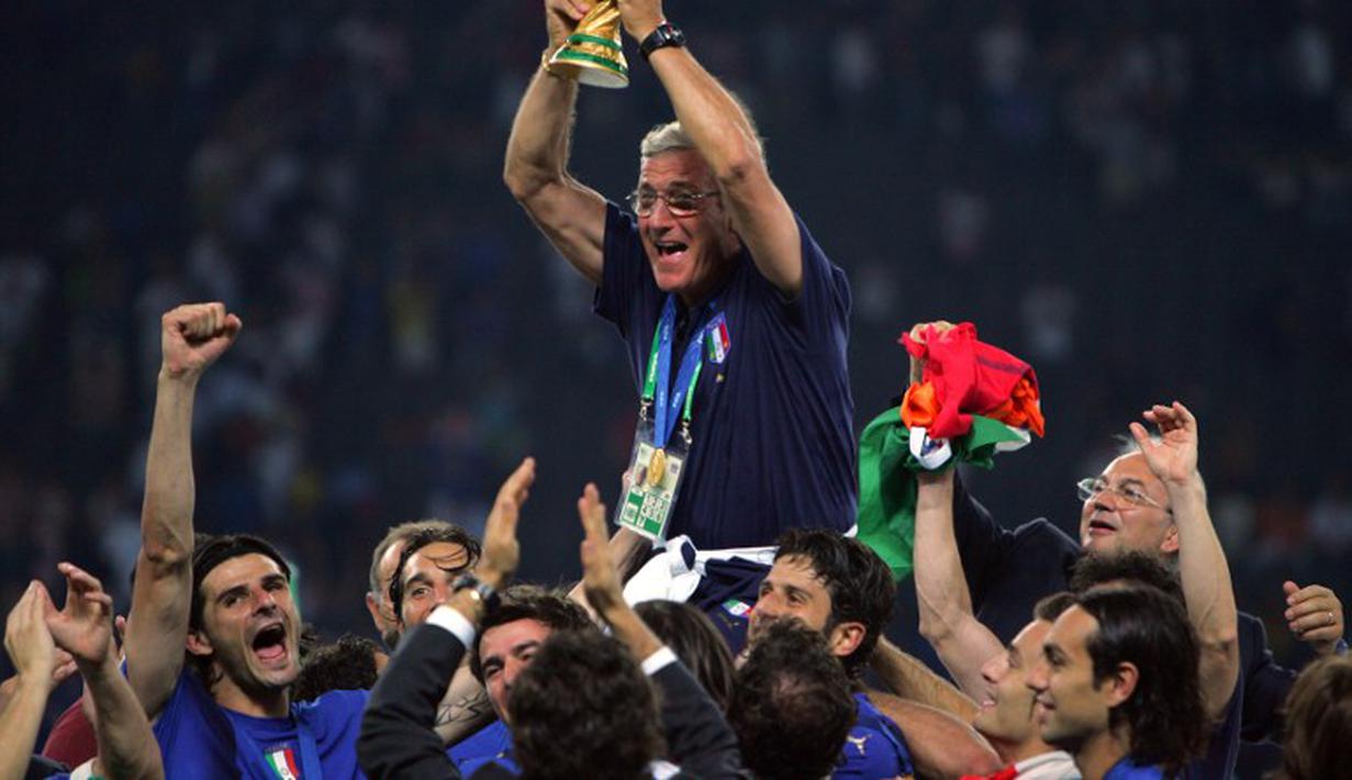 Lippi menikmati hasil kerja kerasnya lantaran Italia menaklukkan Prancis di final Piala Dunia