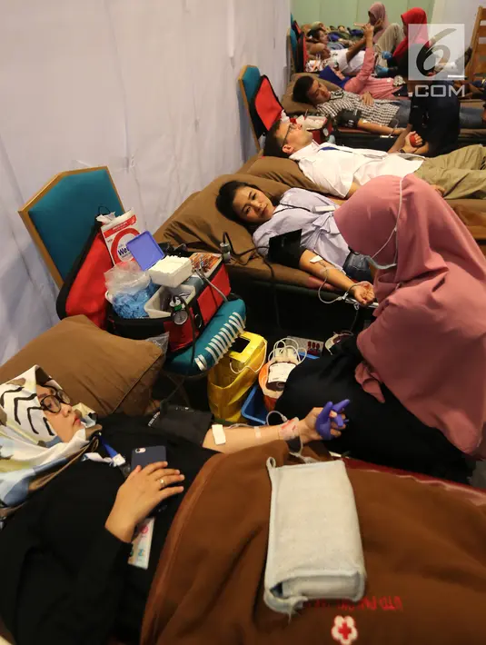Sejumlah karyawan mendonorkan darah pada acara CR Week 2018 di Jakarta, Selasa (26/6). Kegiatan ini juga diisi pameran dan penjualan hasil kerajinan anak-anak sekolah luar biasa, serta distribusi 1.200 paket sembako. (Liputan6.com/Fery Pradolo)