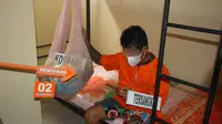 Tersangka kasus pembunuhan bayi di Manado saat menjalani rekonstruksi di Markas Polda Sulut, Rabu (15/2/2023).