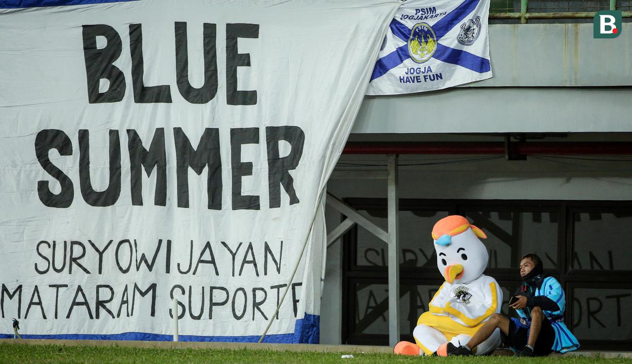 Maskot PSIM Yogyakarta tertegun saat laga lanjutan Grup B Liga 2 2022/2023 antara FC Bekasi City melawan PSIM Yogyakarta di Stadion Patriot Candrabhaga, Bekasi, Senin (19/09/2022). (Bola.com/Bagaskara Lazuardi)