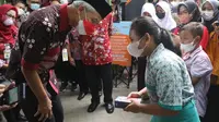 Ganjar Pranowo memberi hadiah handphone siswa SD Kutoharjo yang bisa menjawab pertanyaan seputar Covid-19. (Istimewa)